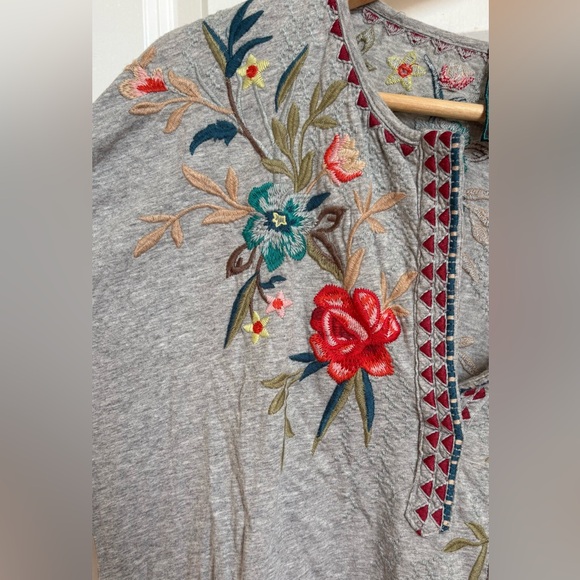 Johnny Was / Gray Top Floral Embroidery T-shirt / XS - Picture 5 of 7
